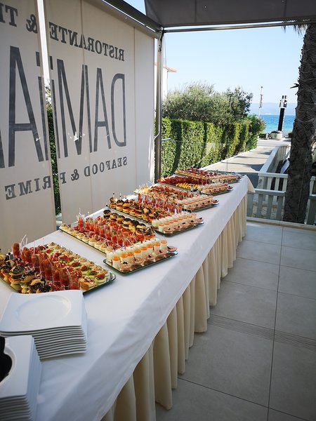 Catering restorana Damiiano u Omišu. Najbolji catering u Dalmaciji. Na fotografiji se nalazi nekoliko plata sa hranom.